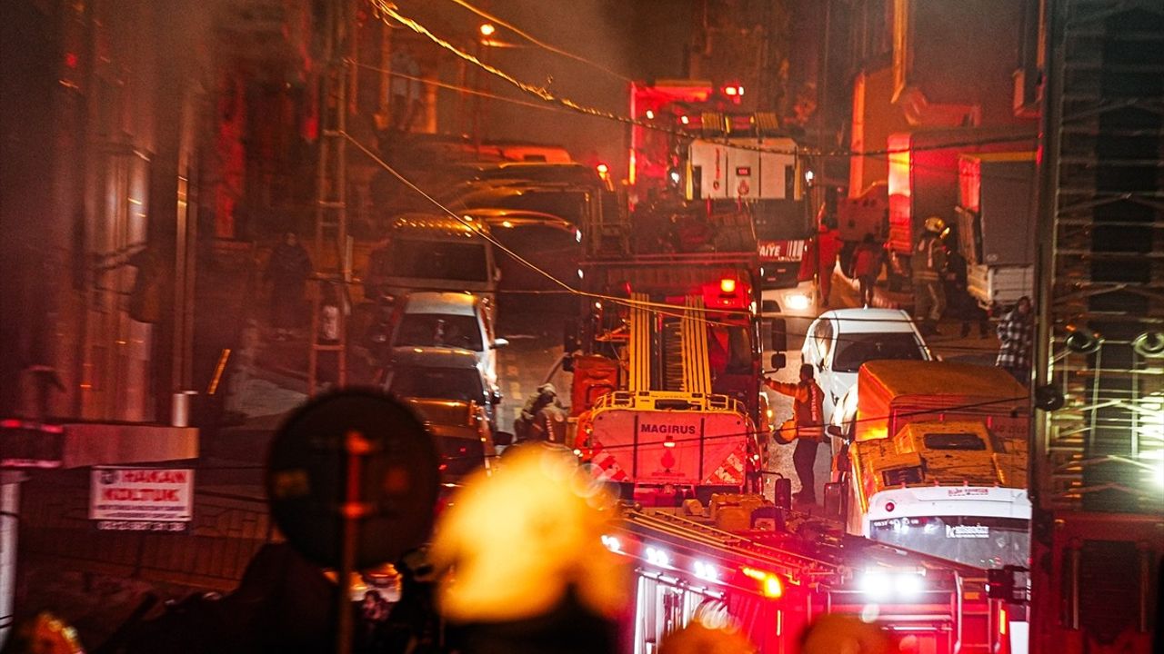 Başakşehir'de Yangın Paniği: İş Merkezinden Apartmanlara Sardı