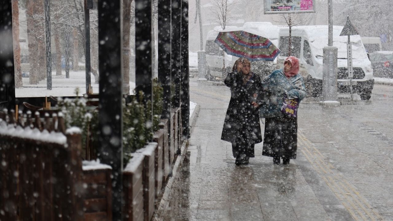 Bayburt'ta Kar Yağışı Hayatı Olumsuz Etkiliyor