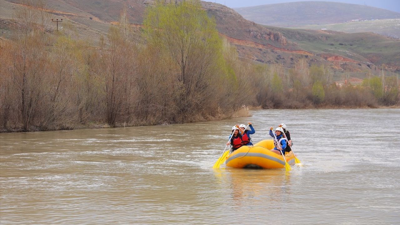 Bayburt'ta ÜNİLİG Türkiye Rafting Şampiyonası Düzenlendi