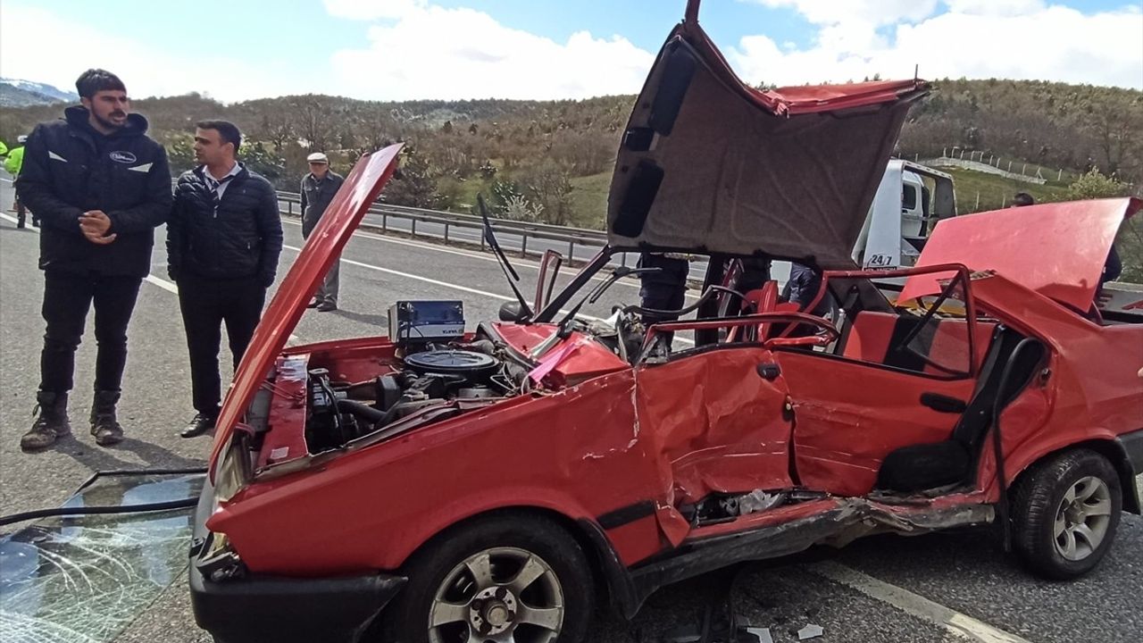 Bilecik'te Otomobil ve Yolcu Otobüsü Çarpıştı: 1 Ölü, 1 Yaralı