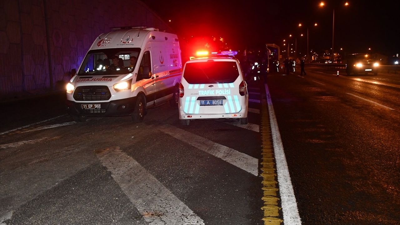 Bilecik'te Tır ve Tur Otobüsü Çarpıştı: 13 Yaralı
