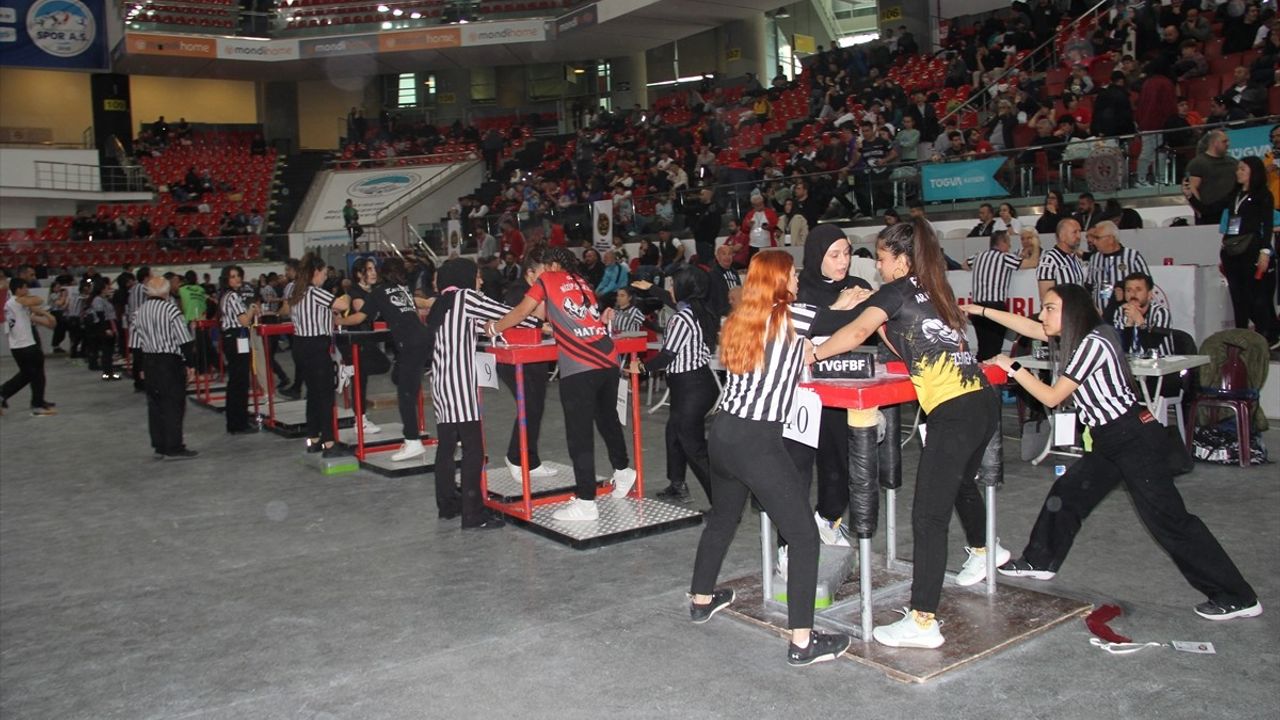 Bilek Güreşinde Lisanslı Kadın Sporcu Sayısı Artıyor