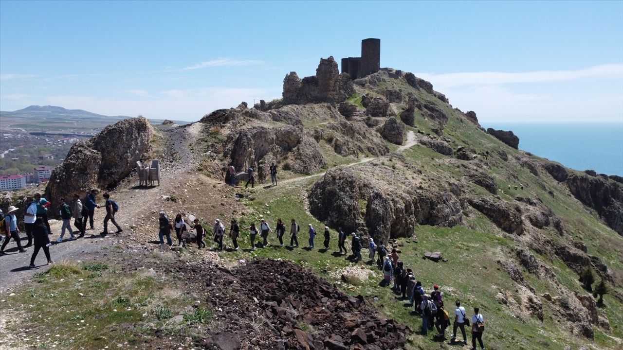 Bitlis'te Öğretmenlerden Doğa Yürüyüşü Etkinliği