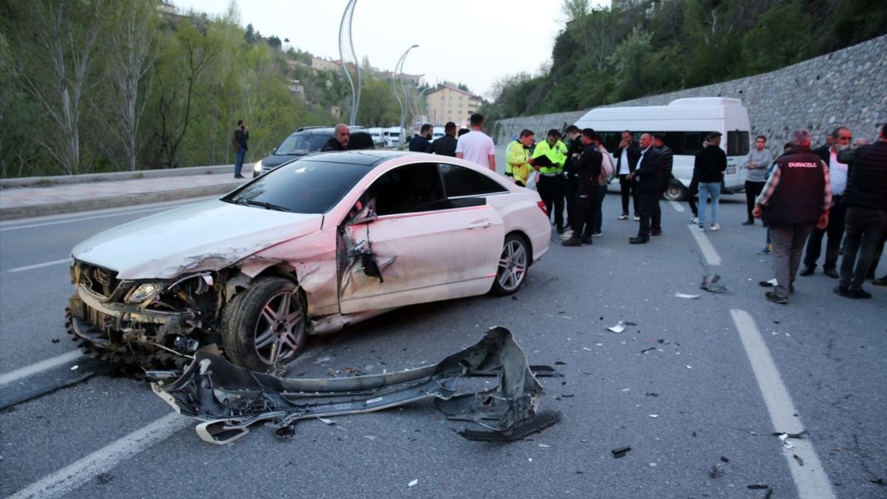 Bitlis'te Otomobil ve Minibüs Çarpıştı: 8 Yaralı