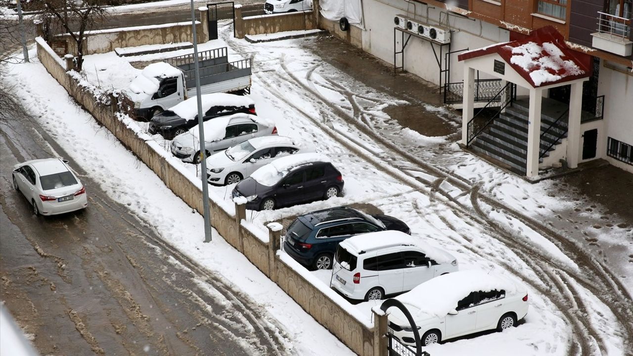 Bitlis ve Muş'ta Kar Yağışı 74 Köy Yolunu Kapatmış Durumda
