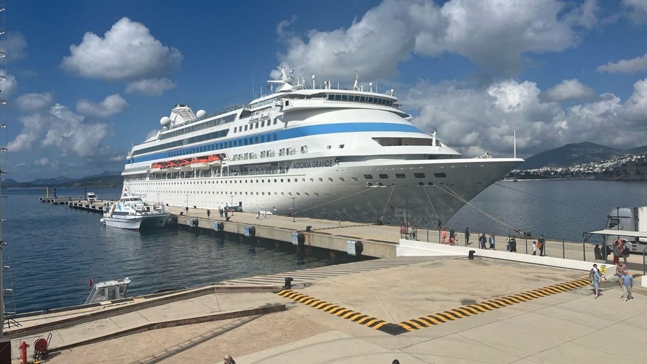 Bodrum'a İlk Kruvaziyer Gemisi 'Astoria Grande' Geldi