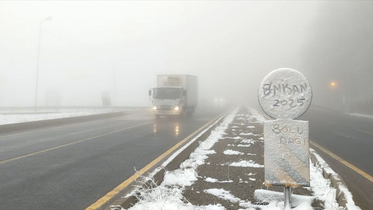 Bolu Dağı'nda Kar Yağışı ve Sis Ulaşımı Etkiliyor
