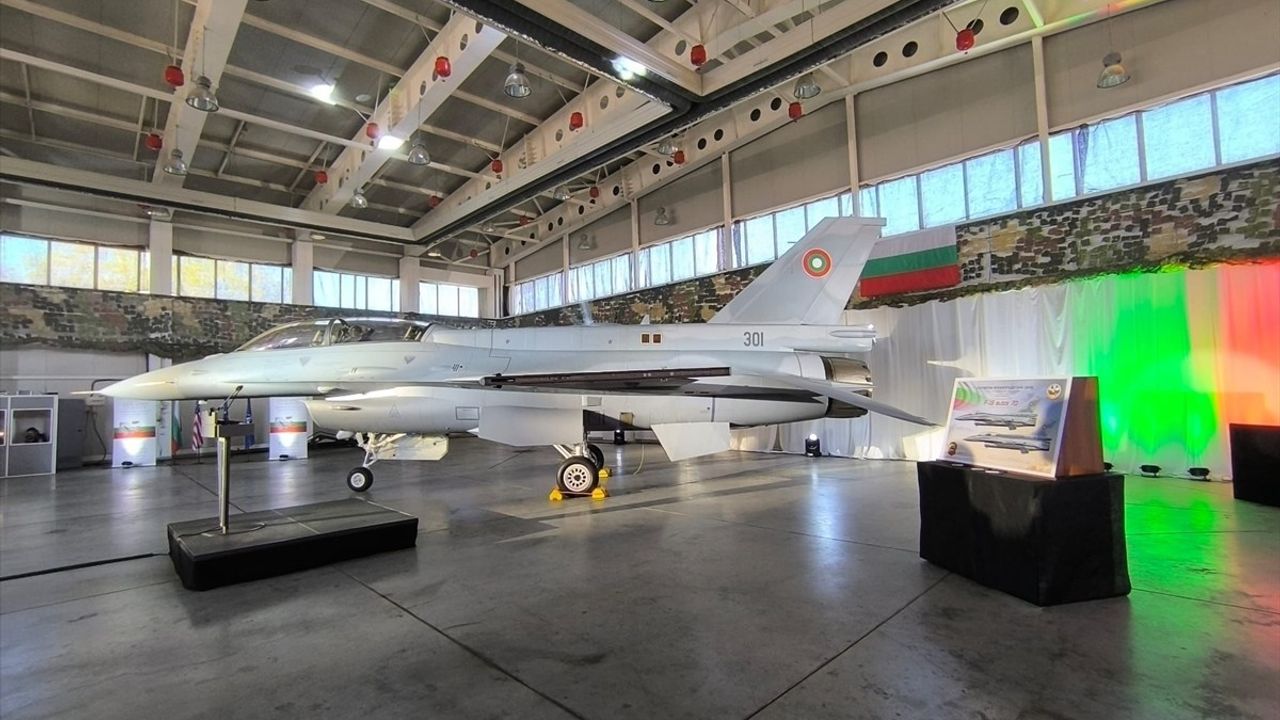 Bulgaristan F-16'larını Karşıladı: Modernizasyon Sürecinin İlk Adımı
