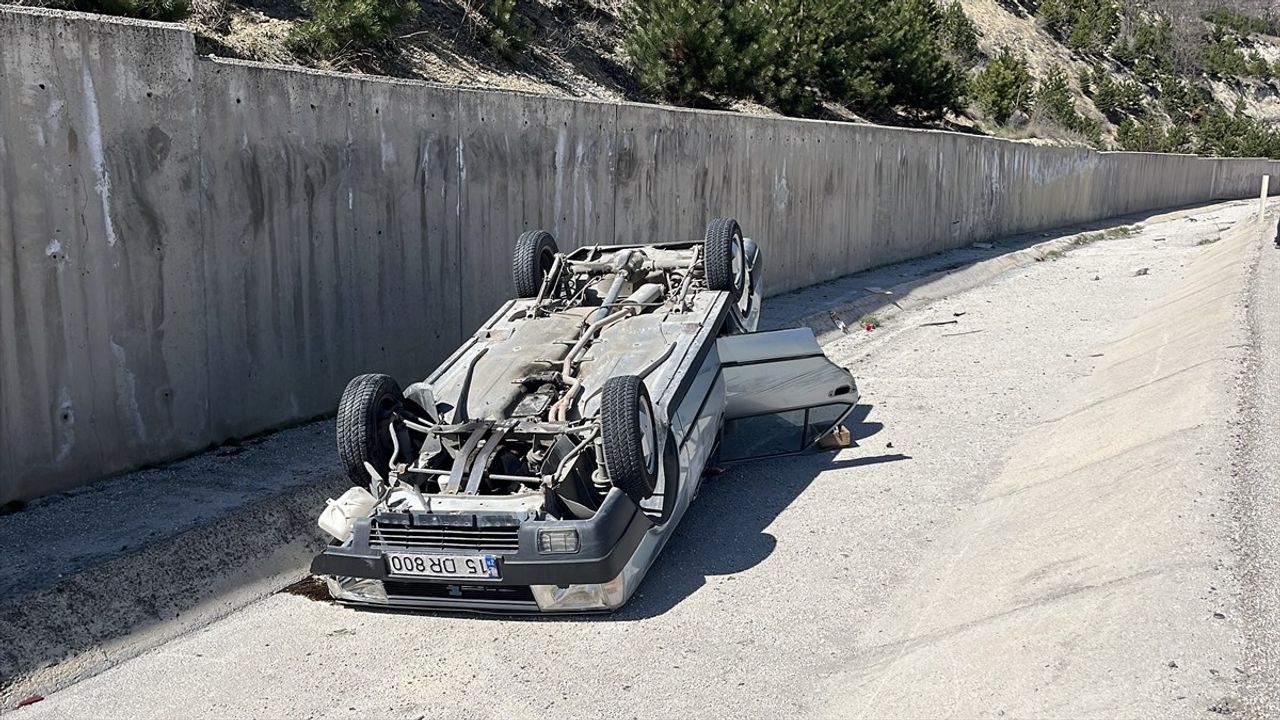 Burdur'da Şarampole Devrilen Araçta 4 Yaralı