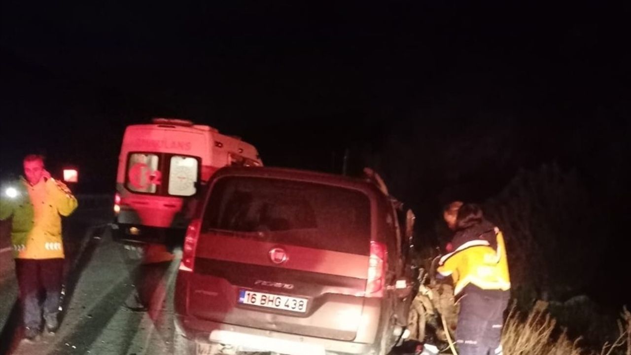 Bursa'da Trafik Kazası: Hafif Ticari Araç Tıra Çarptı