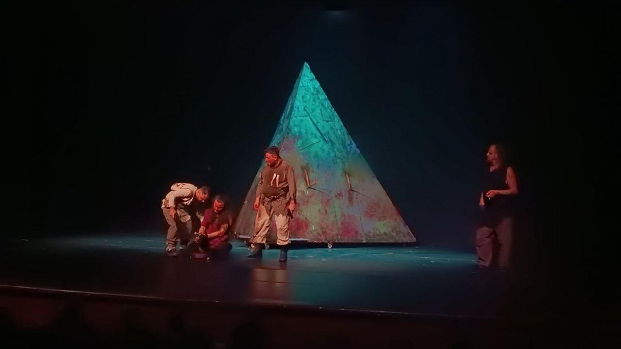 Bursa'da Uluslararası Balkan Tiyatro Festivali'nde 'Inishmorelu Yüzbaşı' Oyunu