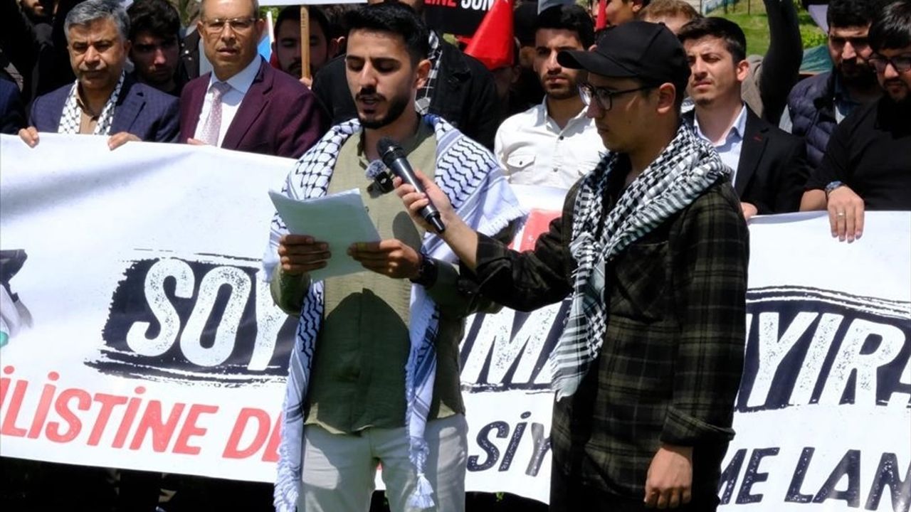 Bursa Uludağ Üniversitesi Öğrencilerinden Filistin'e Destek Nöbeti