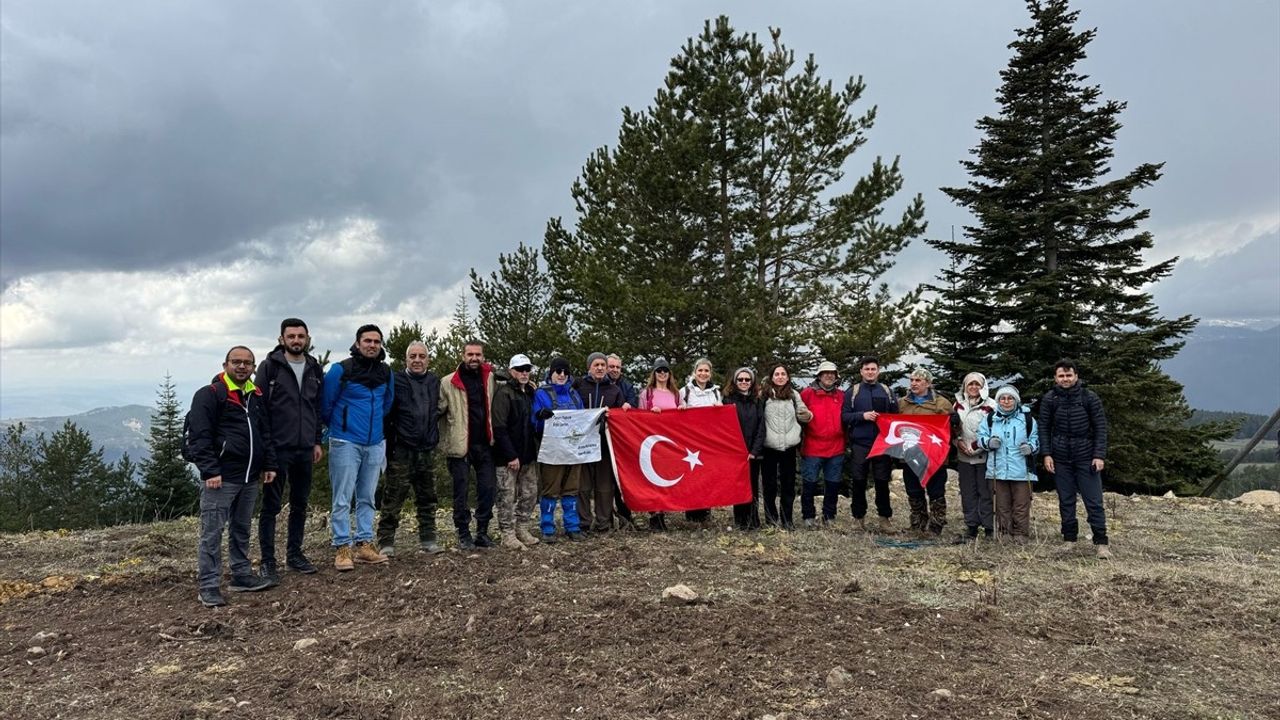 Çankırı'da Dağcılar 23 Nisan'ı Yıldıztepe Zirvesi'nde Kutladı