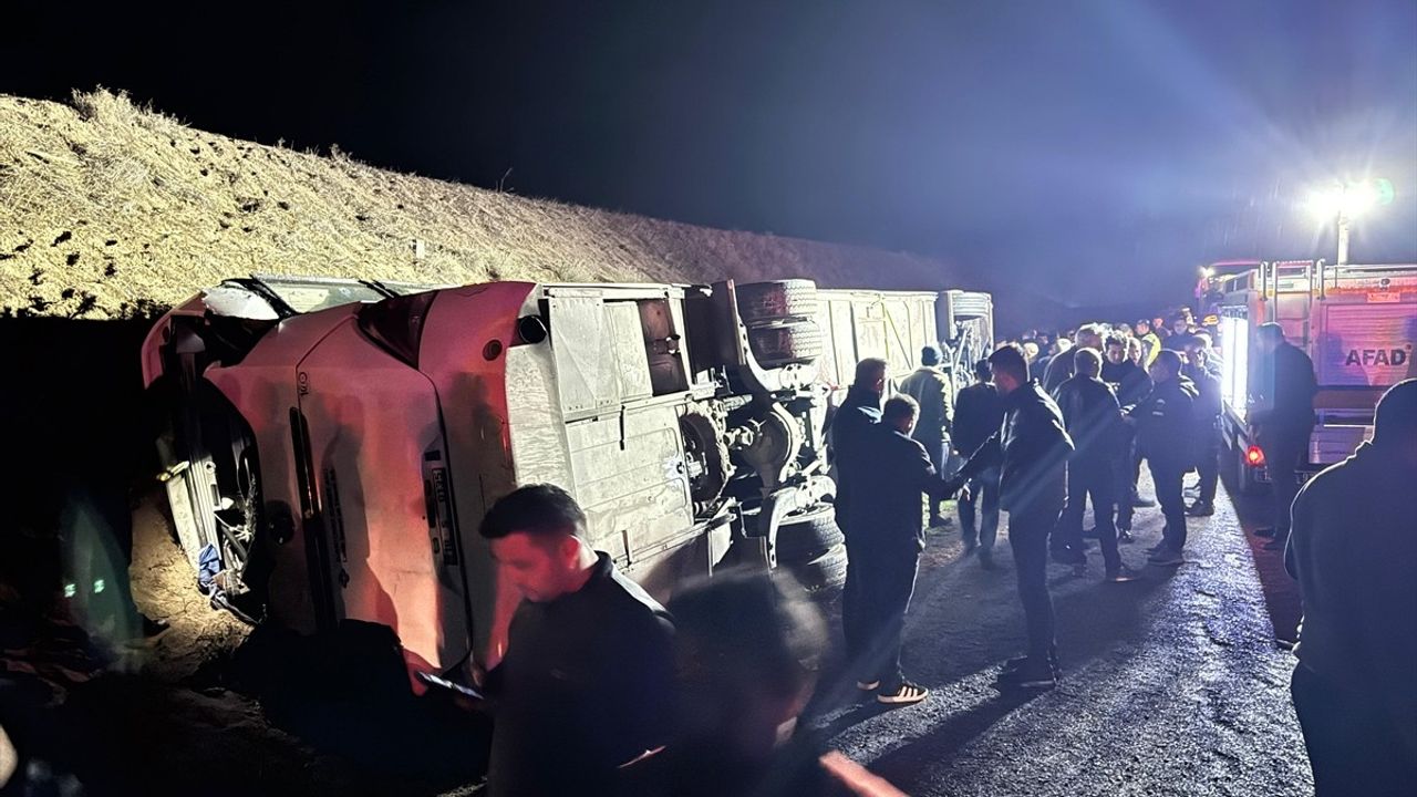Çankırı'da İşçi Servisi Devrildi: Çok Sayıda Yaralı