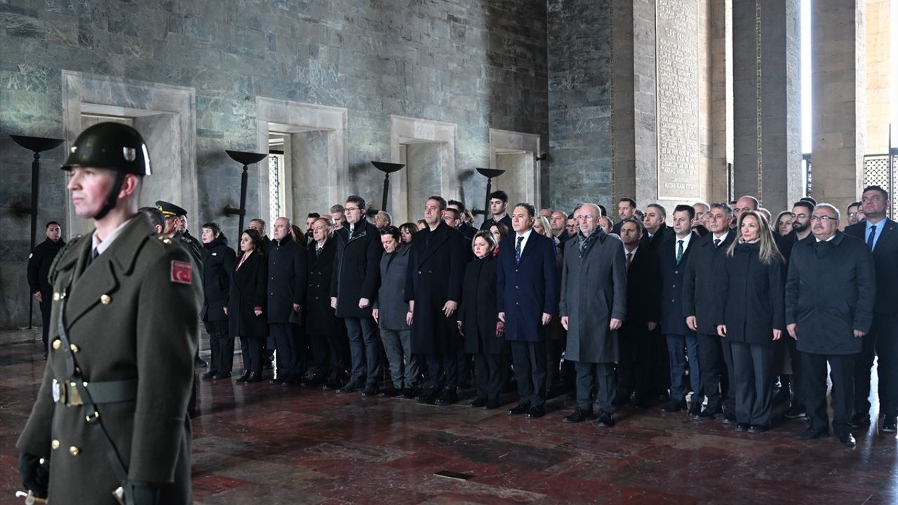 CHP Genel Başkanı Özgür Özel, Anıtkabir'i Ziyaret Etti