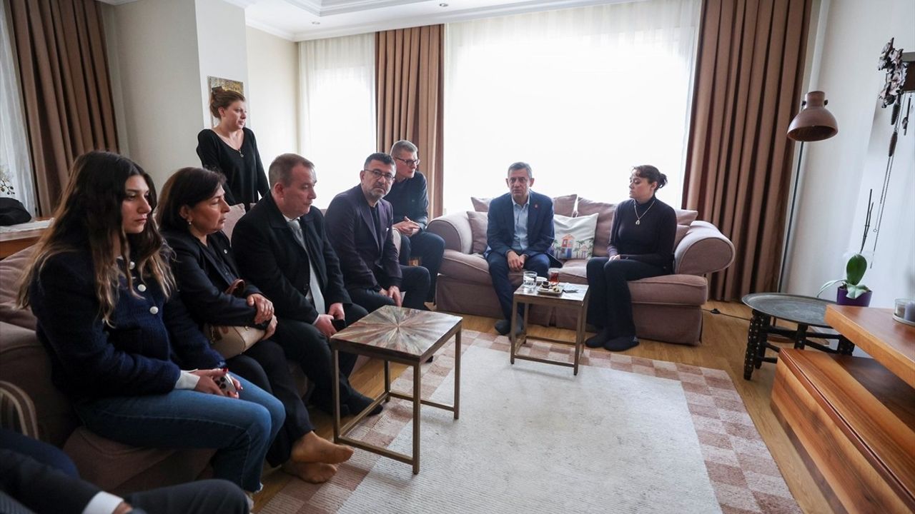 CHP Genel Başkanı Özgür Özel, Minguzzi Ailesine Taziye Ziyaretinde Bulundu