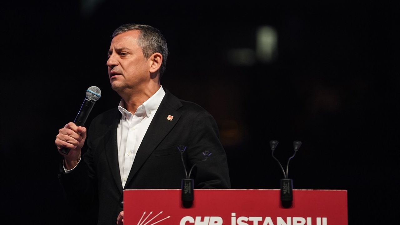 CHP'nin Ekrem İmamoğlu Destanı: Beylikdüzü Mitinginde Özgür Özel'in Vurguları