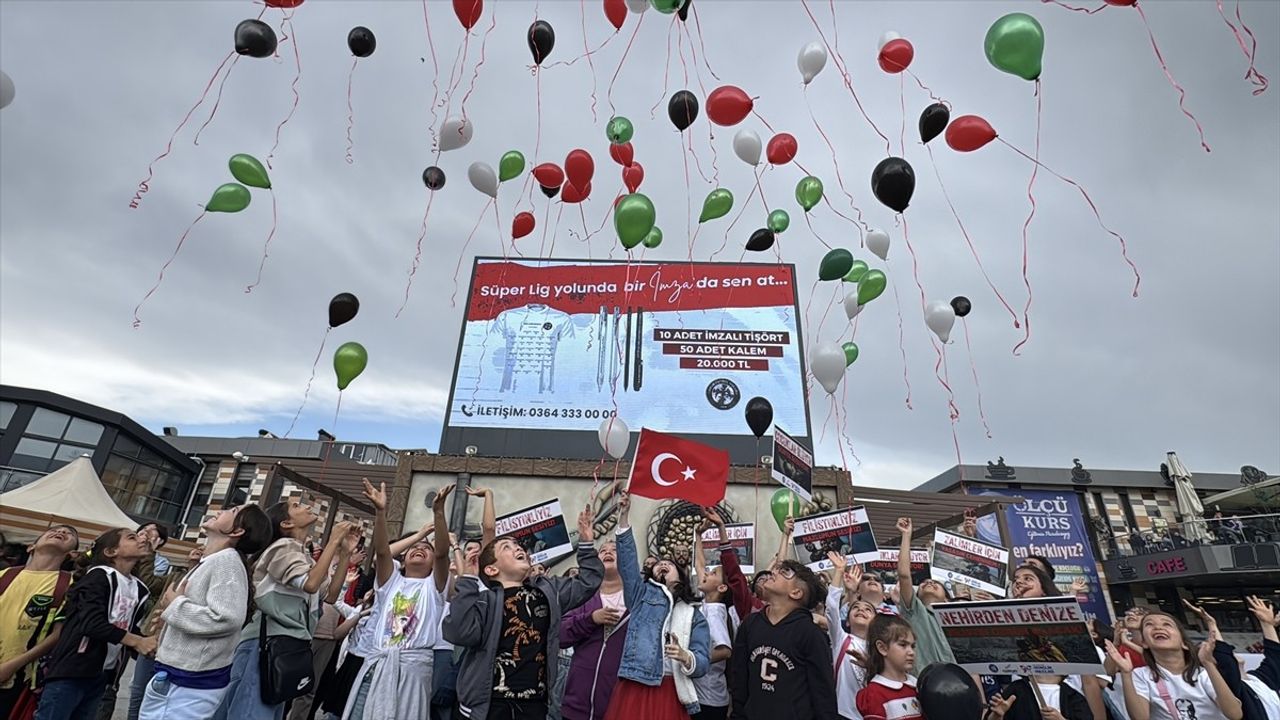 Çocuklar Filistin için Balon Uçurdu