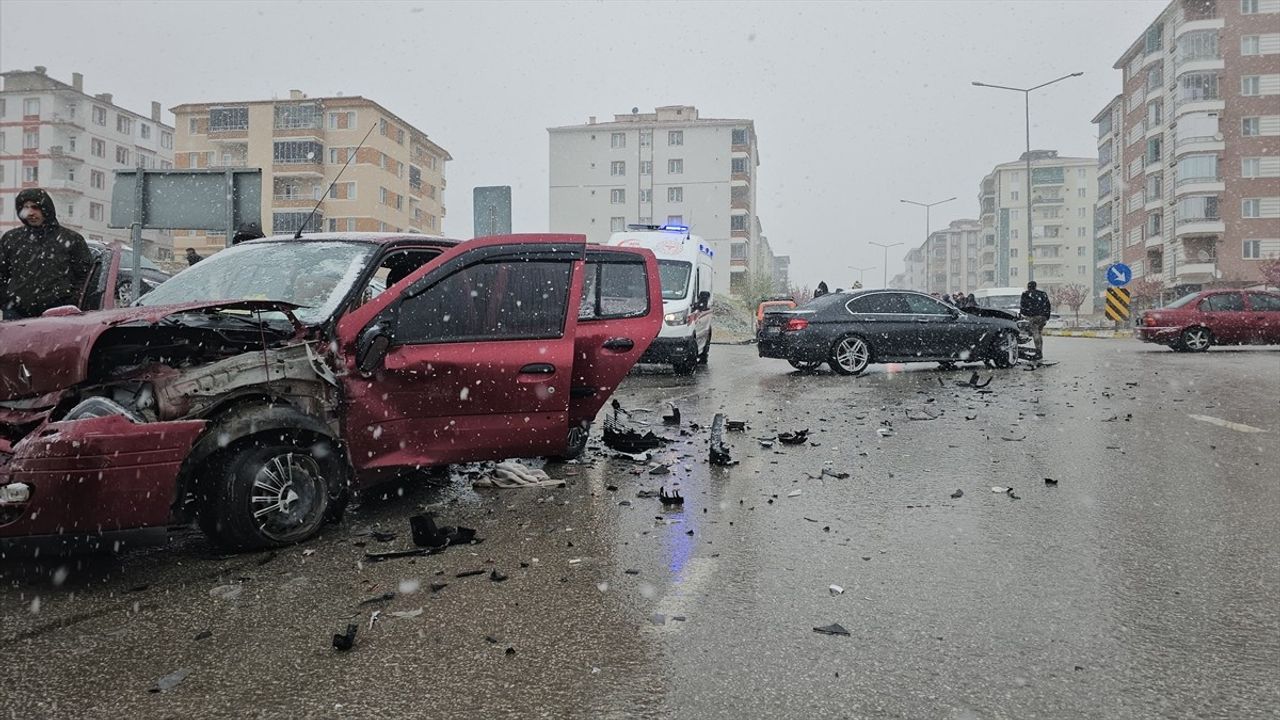 Çorum'da Üç Araçlı Trafik Kazası: Dört Yaralı
