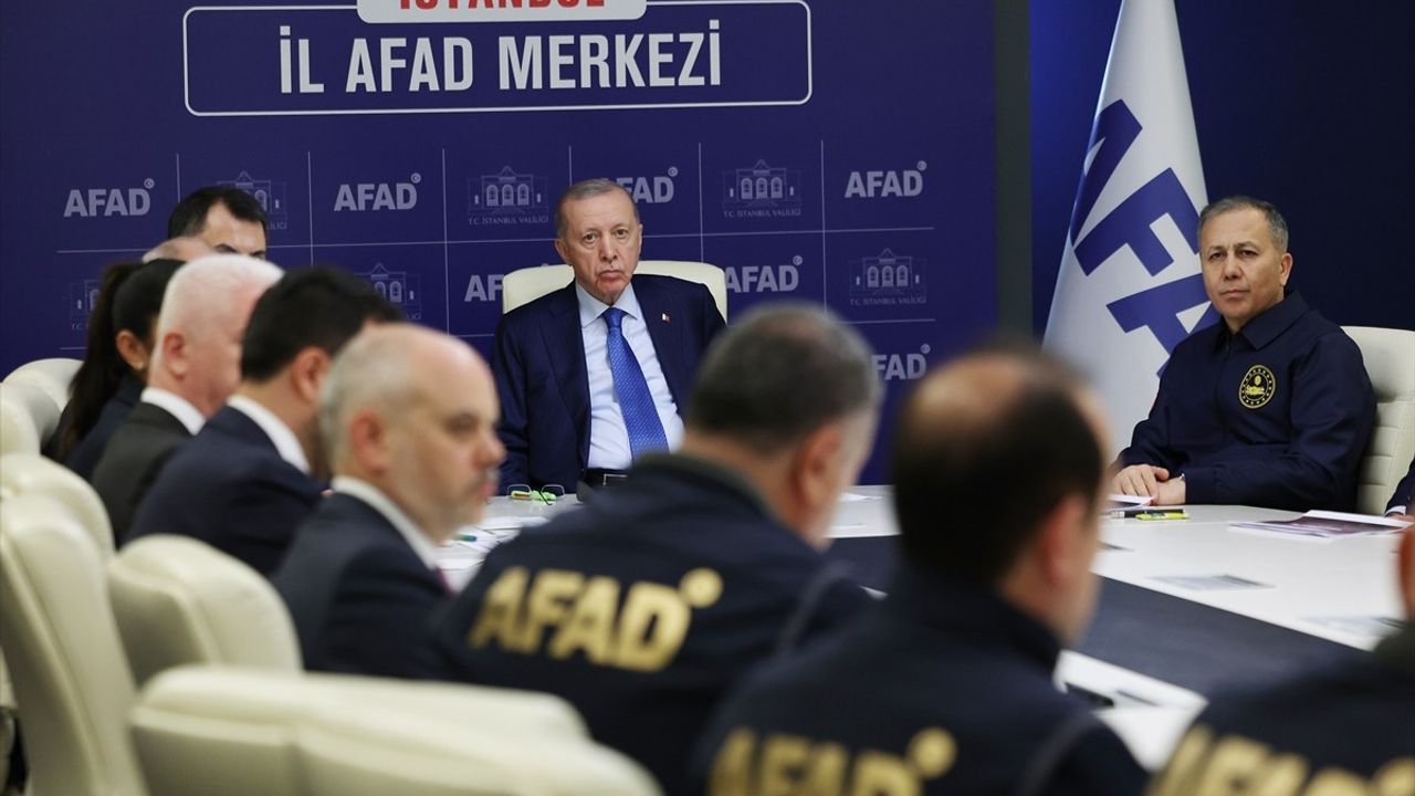 Cumhurbaşkanı Erdoğan, İstanbul'daki Deprem Kriz Merkezini Ziyaret Etti