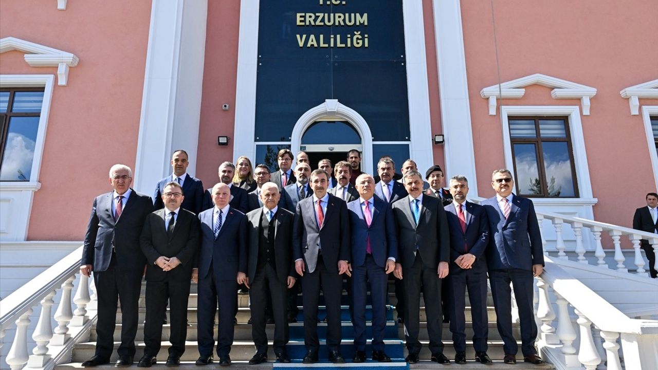 Cumhurbaşkanı Yardımcısı Yılmaz Erzurum Valiliği'ni Ziyaret Etti