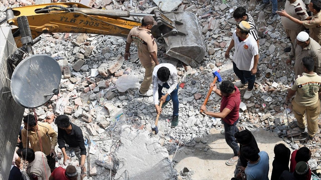 Delhi'de 4 Katlı Bina Çöktü: 4 Kayıp