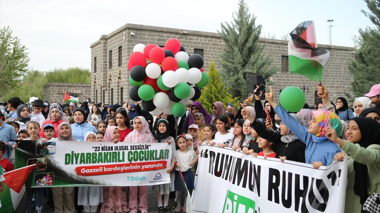 Diyarbakır'da Çocuklar Gazze'deki Yaşıtları İçin Yürüyüş Düzenledi