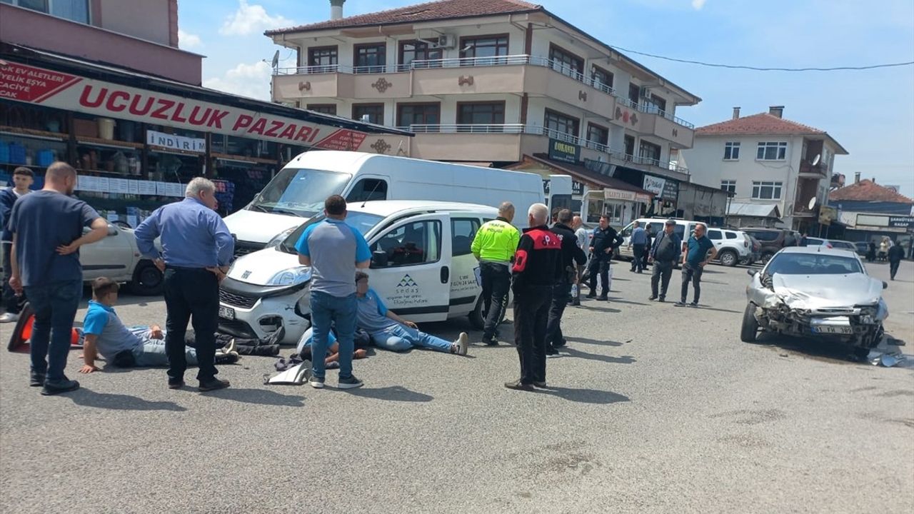 Düzce'de Otomobil ile Hafif Ticari Araç Çarpıştı: 7 Yaralı