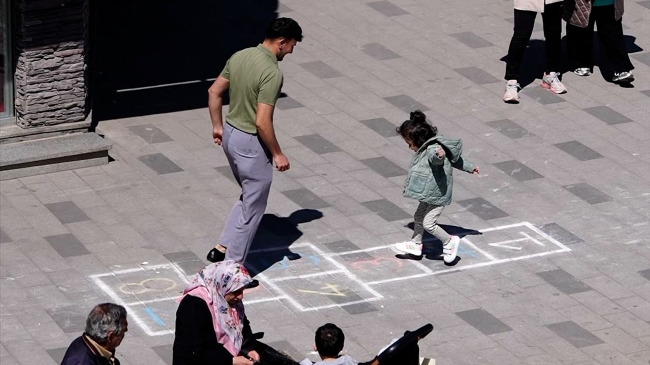 Düzce'de Seksek Oyunu ile Çocukluk Anıları Yeniden Canlandı