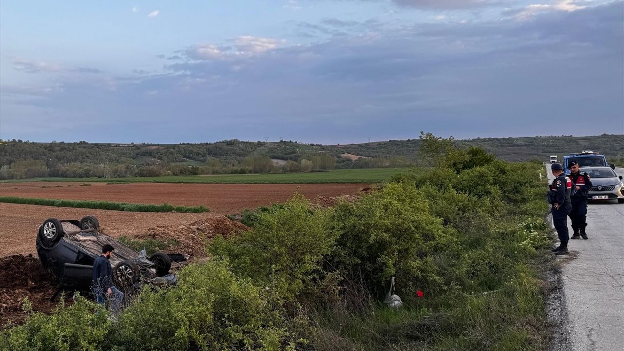 Edirne'de Devrilen Otomobilde Sürücü Ağır Yaralandı
