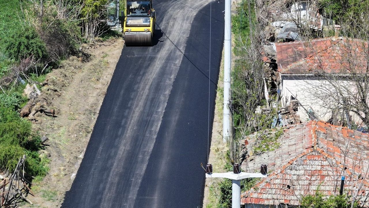 Edirne'de Köy Yolları İçin Sıcak Asfalt Çalışmaları