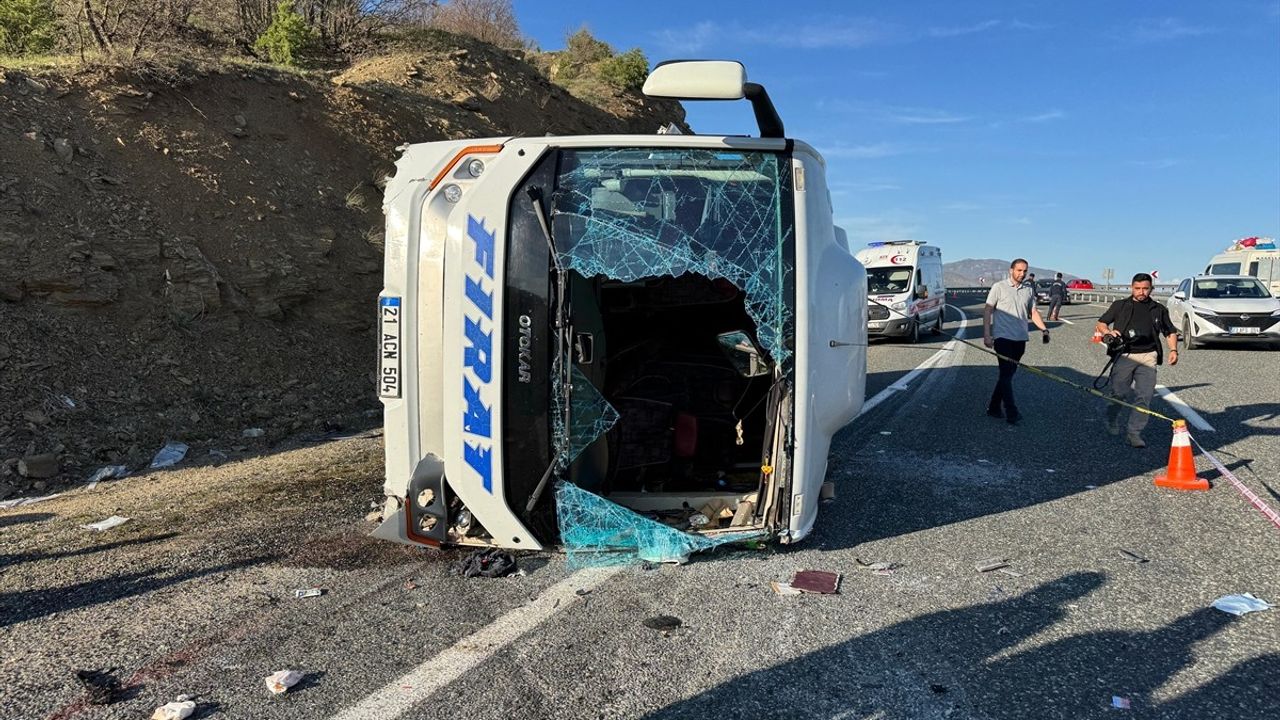 Elazığ'da Midibüs Kazası: 22 Yaralı