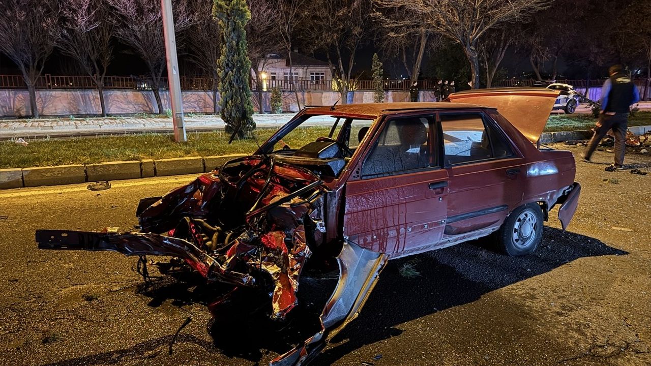 Elazığ'da Otomobil ile Kamyonet Çarpıştı: 1 Yaralı