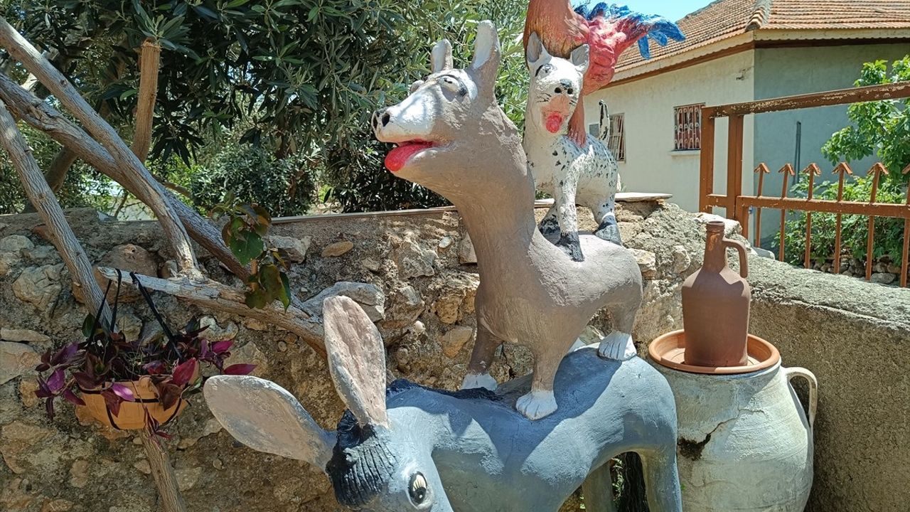 Emekli Öğretmen Bahçesini Sanat Galerisine Dönüştürdü