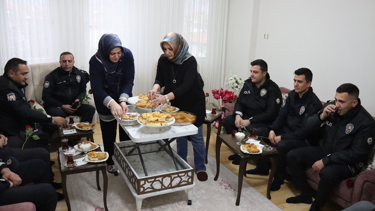 Erzincan'da Polis Haftası İçin Sürpriz Kutlama