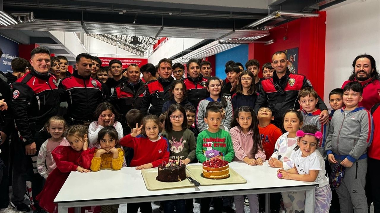Erzurum'da Öğrencilerden Polislere Sürpriz Kutlama