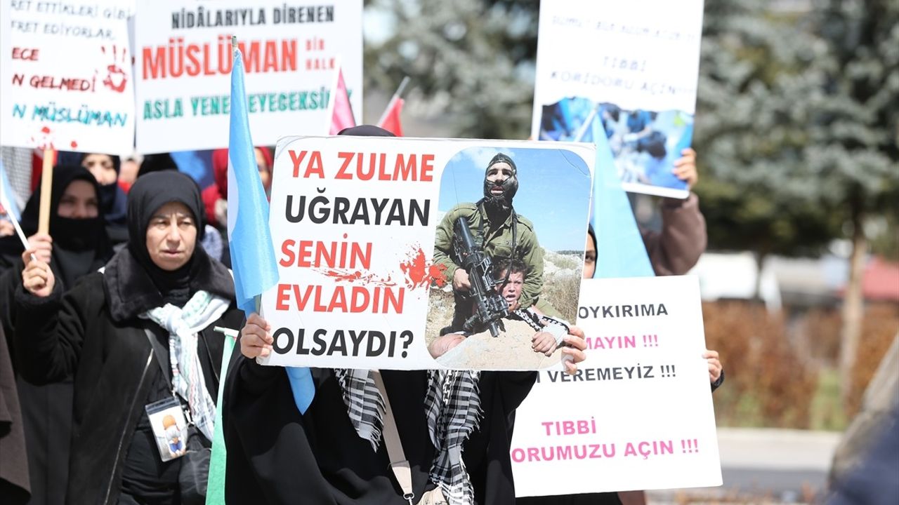 Erzurum'da Sağlıkçılar Gazze İçin Yürüyüş Düzenledi