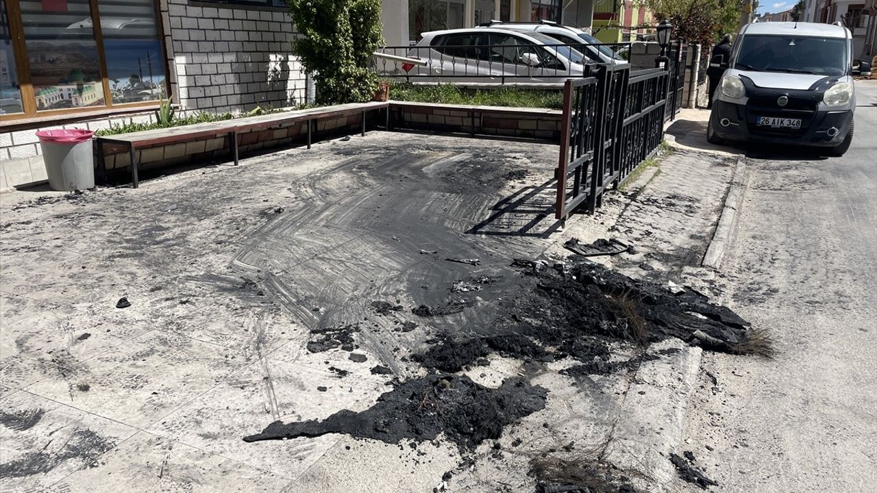 Eskişehir'de Park Halindeki Araçta Yangın Çıktı