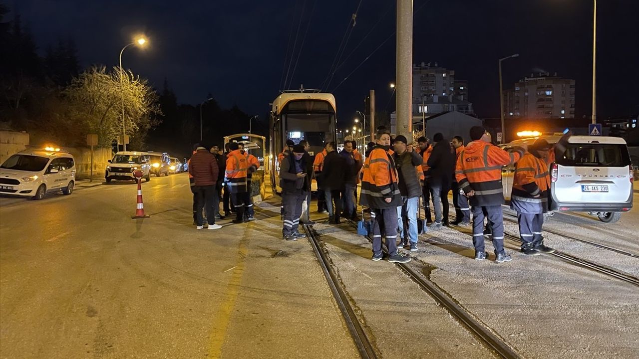 Eskişehir'de Tramvay ve Temizlik Aracı Çarpışması