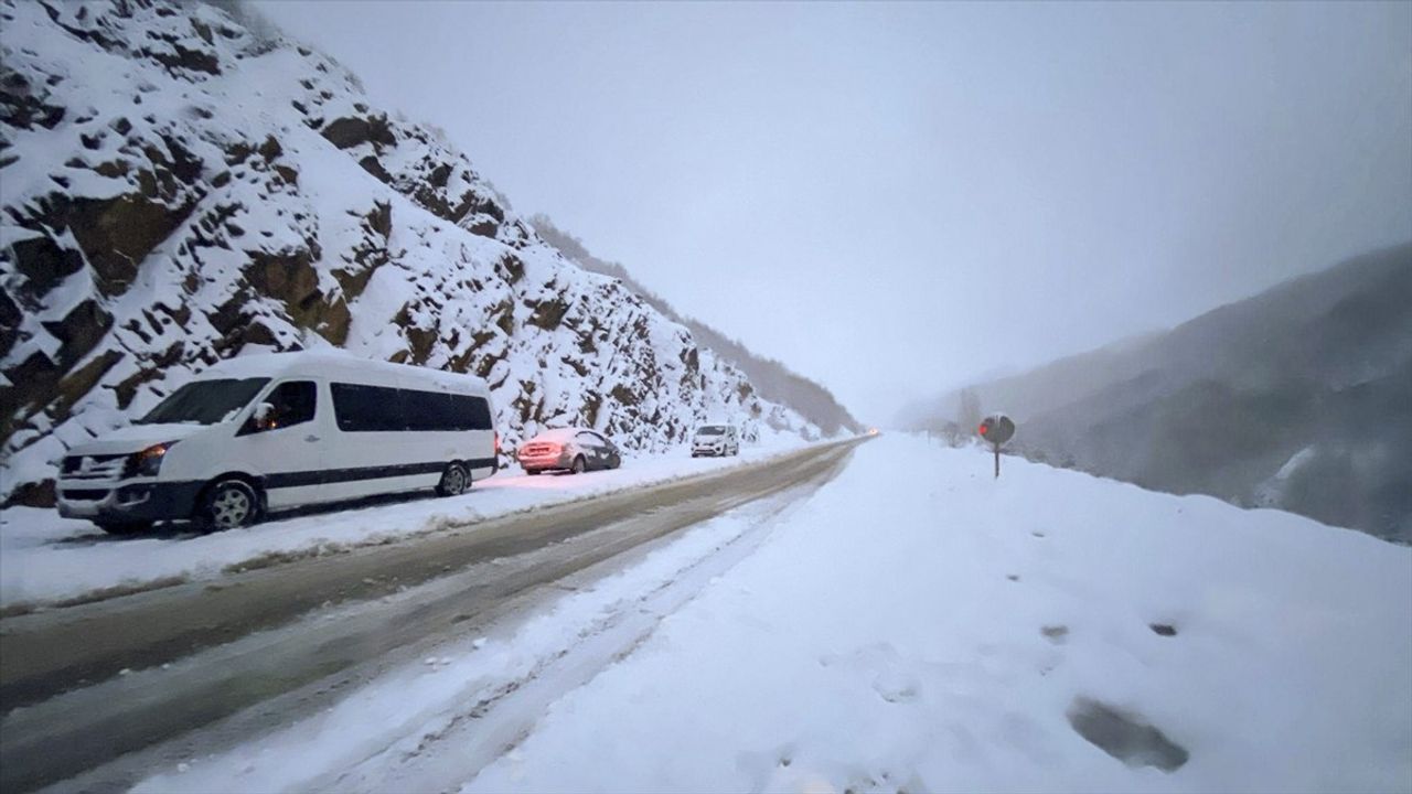 Geminbeli Geçidi'nde Kar Etkisi Sürüyor