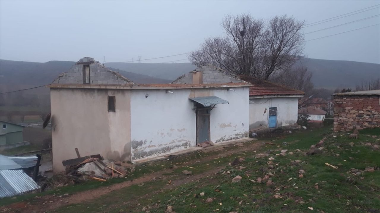 Gümüşhane'de Fırtına 20 Evin Çatısını Zarar Verdi