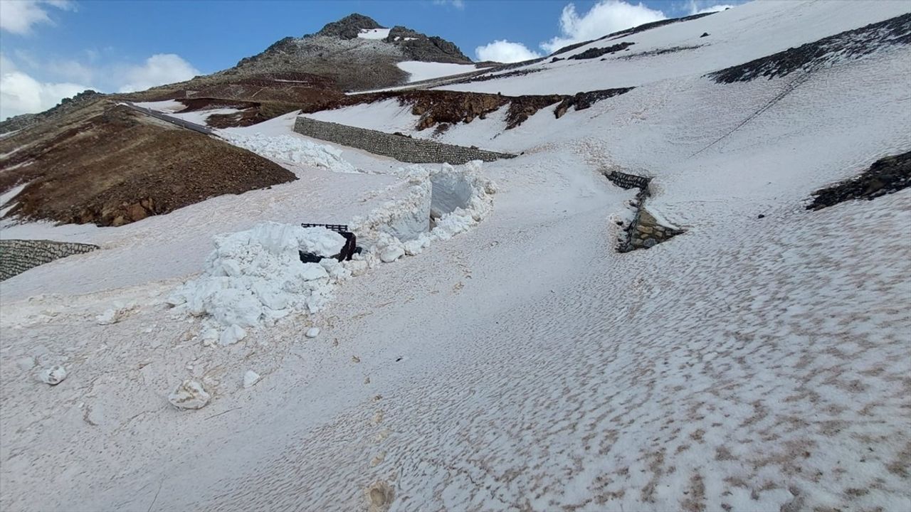 Hakkari'de Karla Kaplı Üs Bölgesi Yolu Açılışı İçin Çalışmalar Devam Ediyor