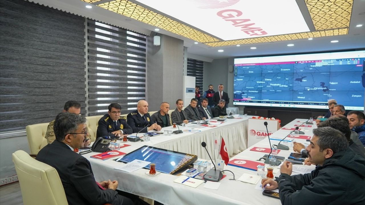 Hakkari'de Şiddetli Rüzgar Çatılara Zarar Verdi