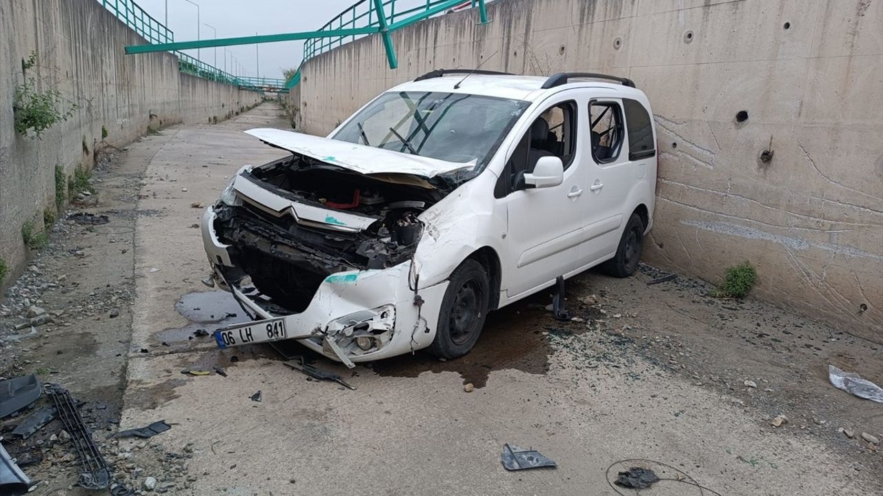 Hatay'da Hafif Ticari Araç Kaza Yaptı