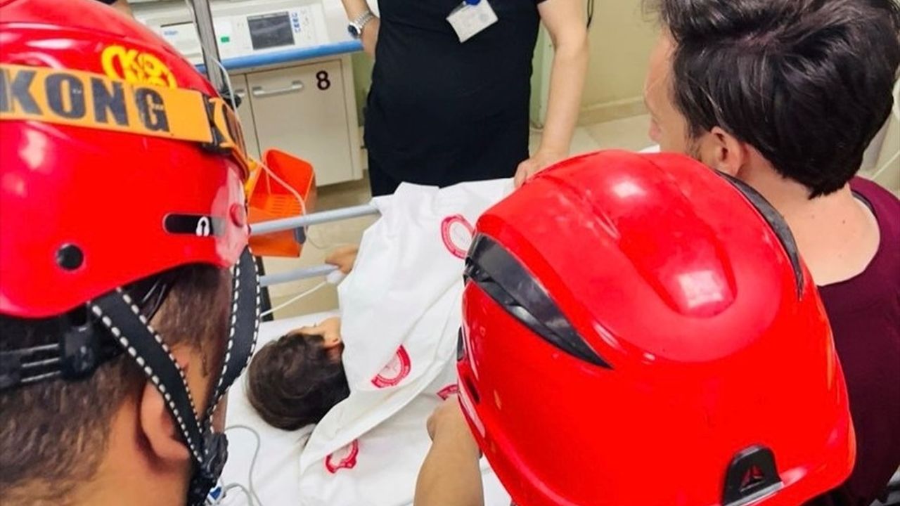 Hatay'da İnşaat Demiriyle Yaralanan Kız Çocuğu Hastaneye Kaldırıldı