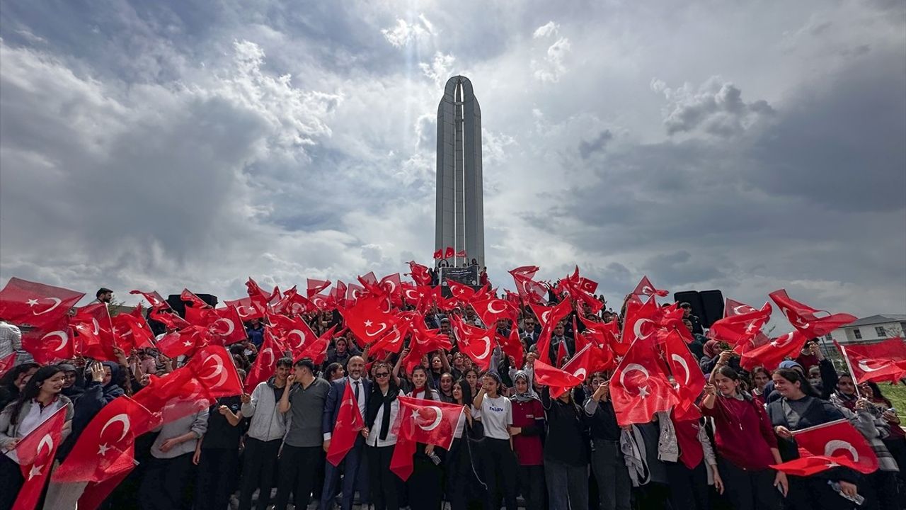 Iğdır'da Öğrencilerin Anma Yürüyüşü