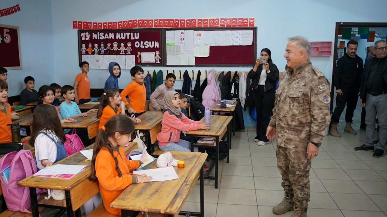Iğdır Emniyet Müdürü, Minik Öğrencinin Doğum Gününü Kutladı