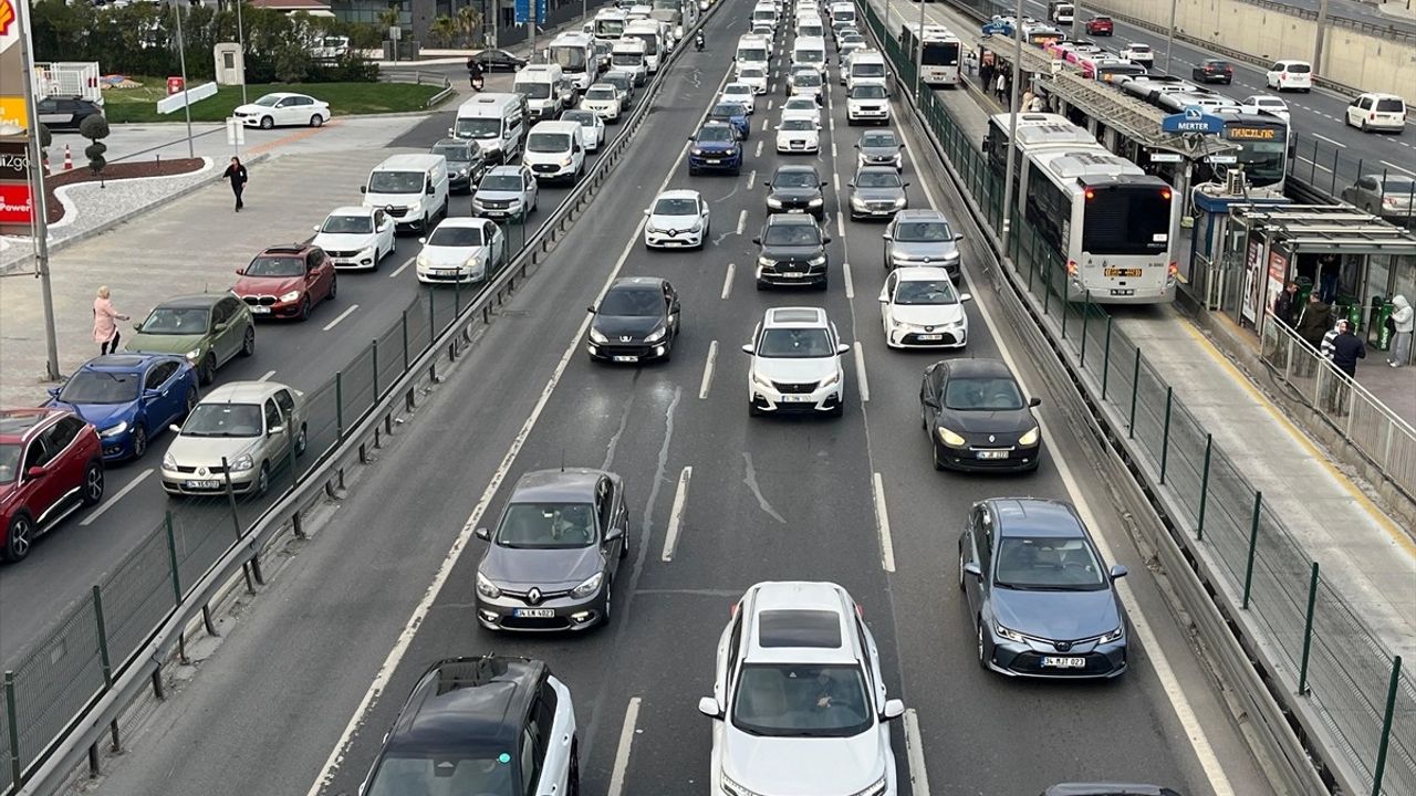 İstanbul'da Akşam Trafik Yoğunluğu Artıyor