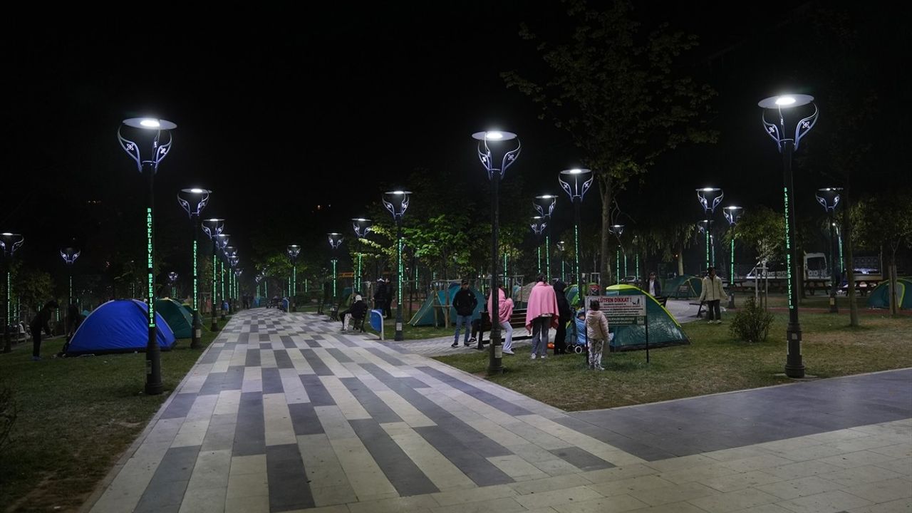 İstanbul'da Deprem Sonrası Dışarıda Gece Geçirenler