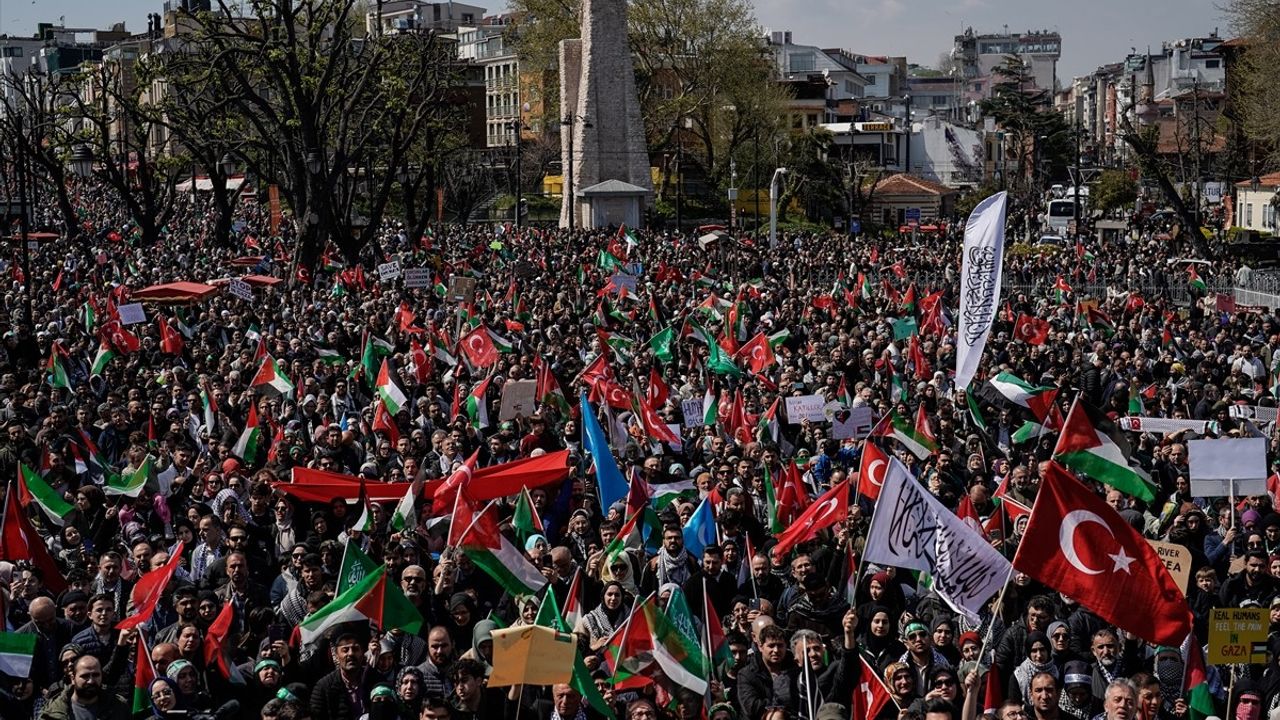 İstanbul'da Gazze İçin Büyük Yürüyüş Düzenlendi
